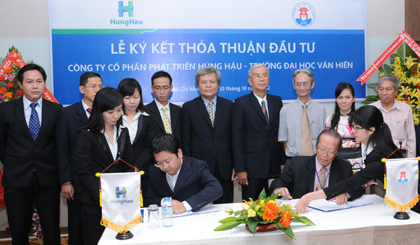 Lễ ký kết thỏa thuận Đầu tư giữa Trường Đại học Văn Hiến và Công ty CP Phát triển Hùng Hậu.